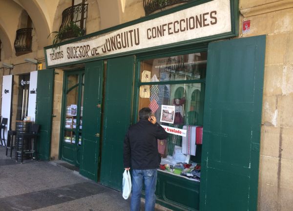 Tejidos Junguitu abandona su tienda centenaria entre la Virgen Blanca y la  Plaza de España