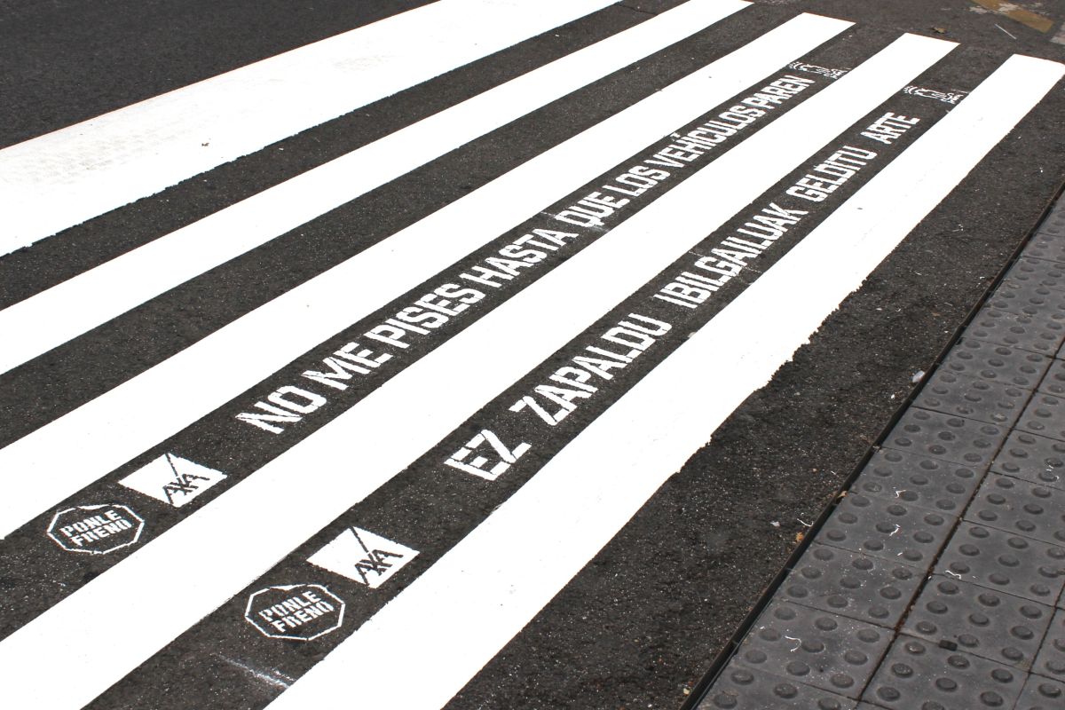 Unos mensajes en el asfalto recuerdan a los peatones cómo cruzar las calles