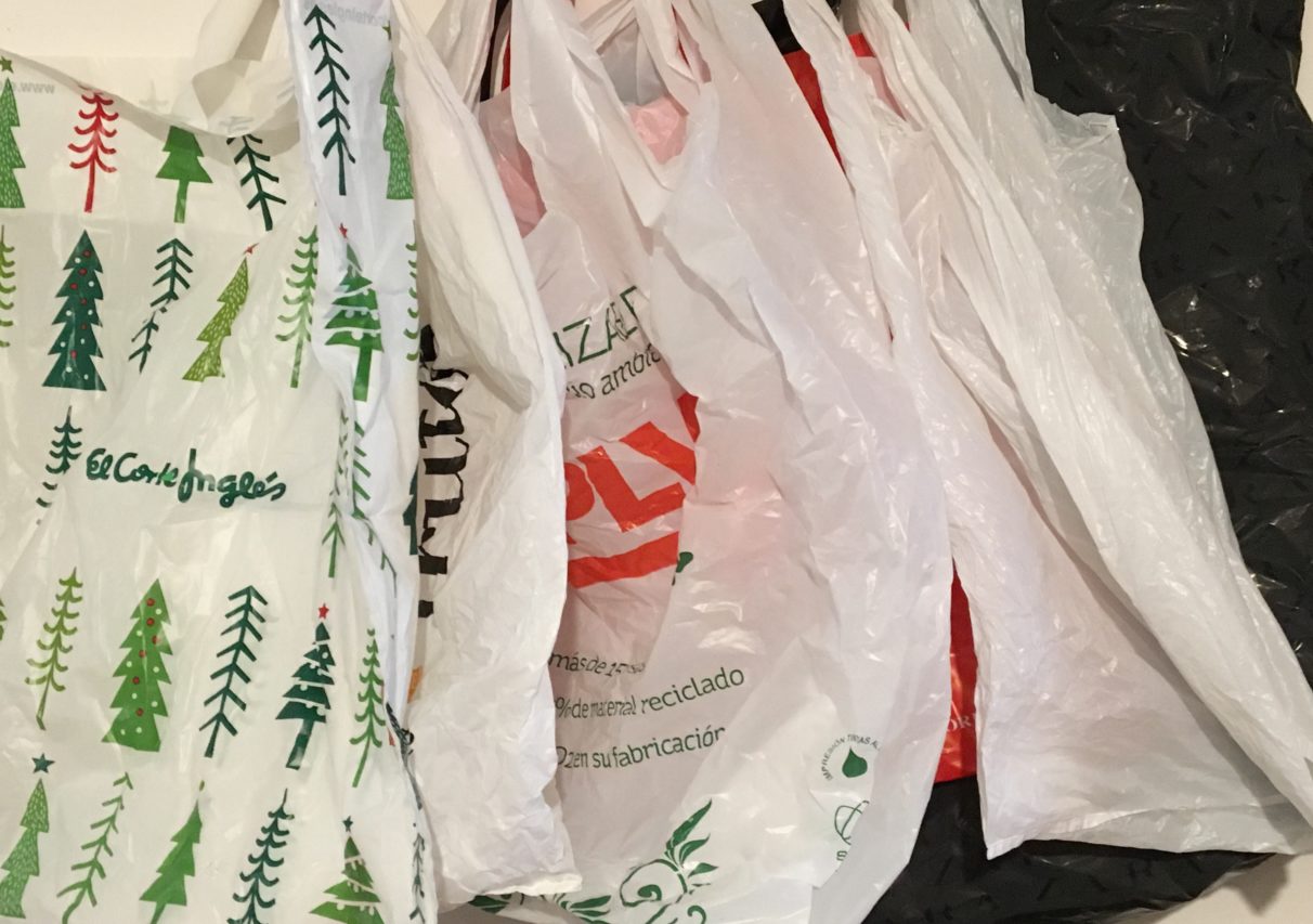 Tiene que cobrar el comercio por las bolsas de plástico?