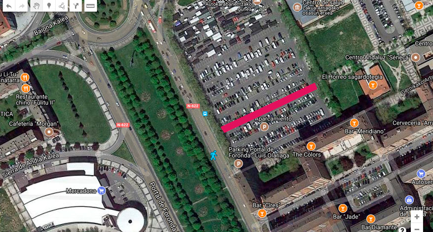 Lakua-Arriaga critica la división del parking con una nueva senda peatonal