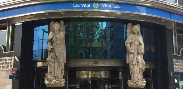 Kutxabank abrirá algunas oficinas por las tardes