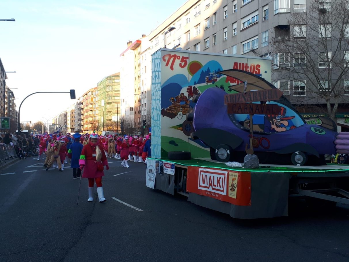 El desfile de Carnaval más tropical llena Vitoria-Gasteiz de nuevas  identidades