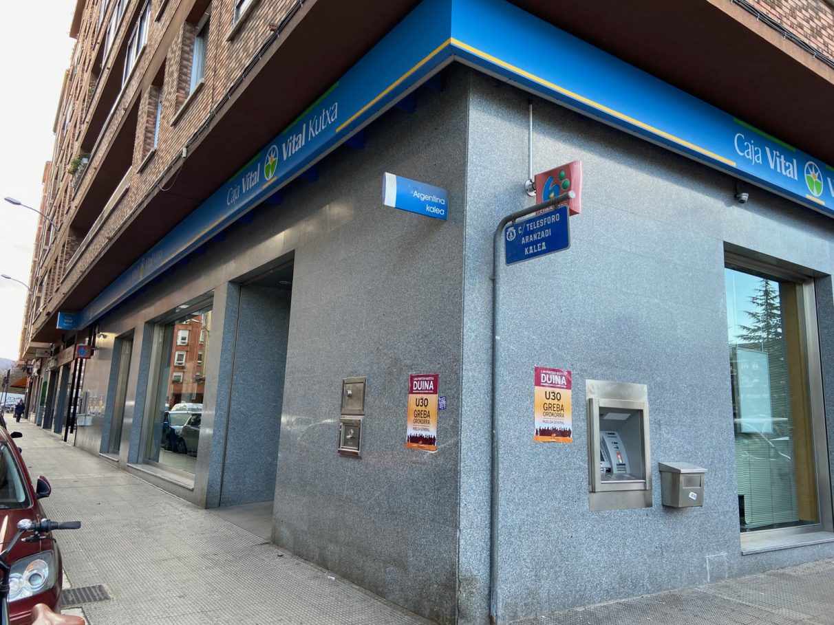 Kutxabank cierra la oficina de Txagorritxu-San Martín y deja sin caja a  Abetxuko
