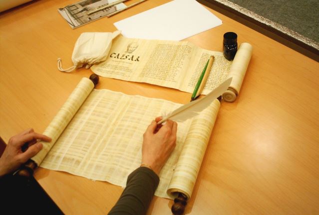 Alumnos de Vitoria aprenden a escribir con pluma sobre papiros - Gasteiz Hoy