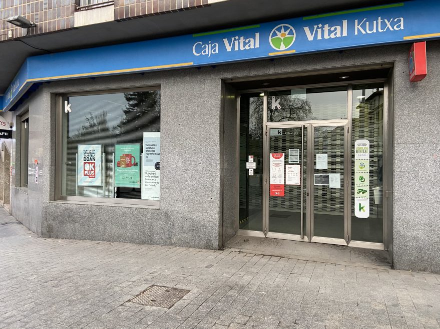 Vitoria pide a Kutxabank que mantenga la atención en ventanilla