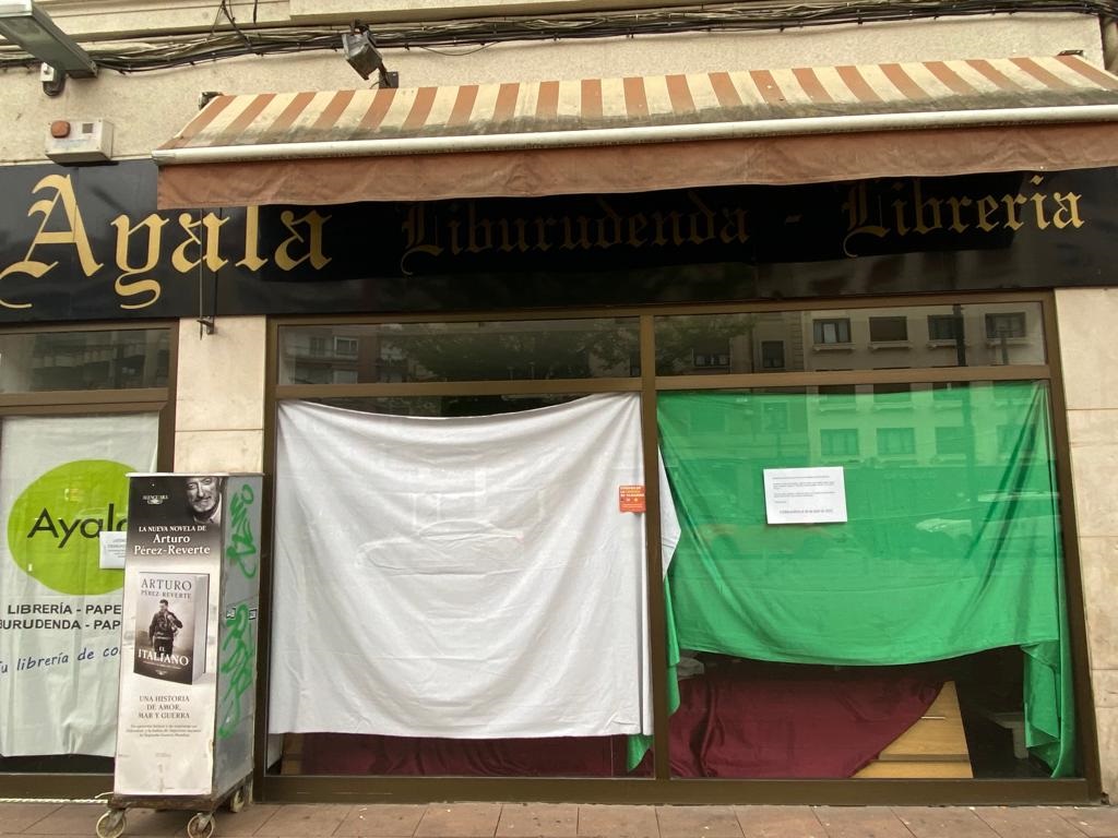 Librería Ayala se despide de su clientela