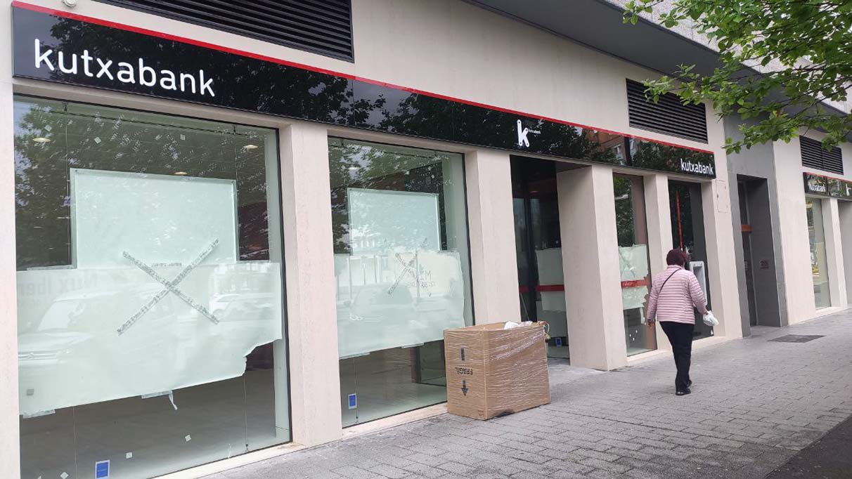 Kutxabank abre una sucursal en la plaza San Antón pero cierra otras dos