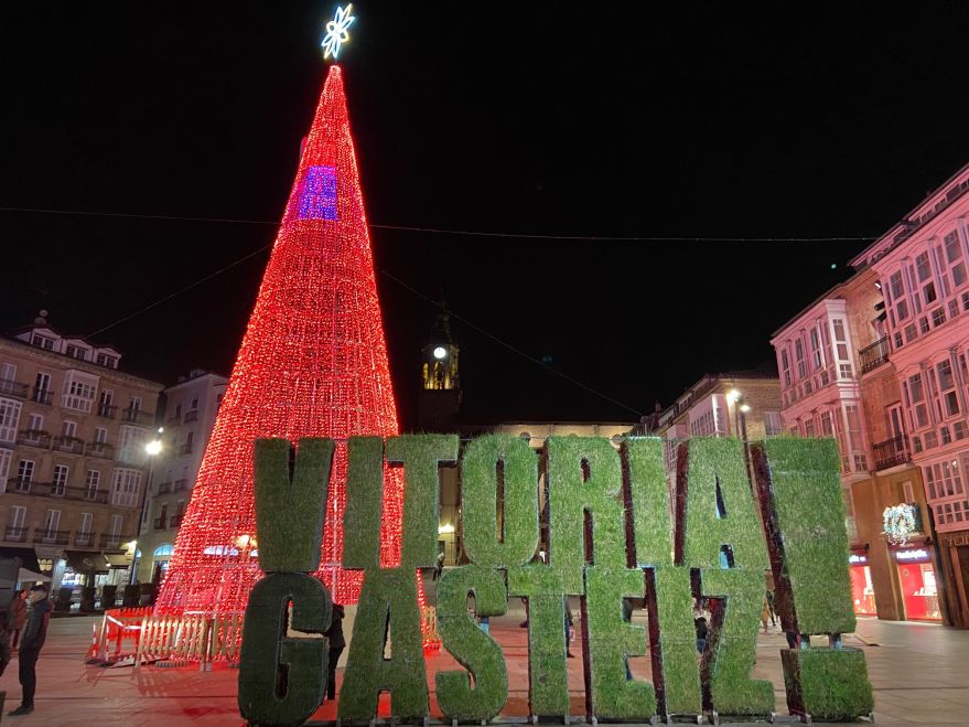 Las luces de Navidad iluminan Vitoria-Gasteiz